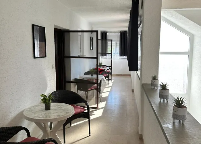 Near - Quiet & - Unit 3 Petrcane