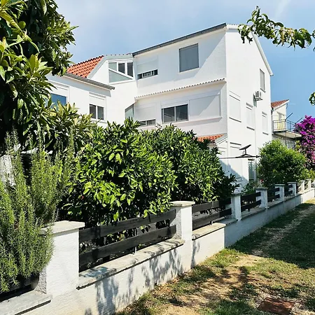 Apartment Schwarz In Iii Petrcane